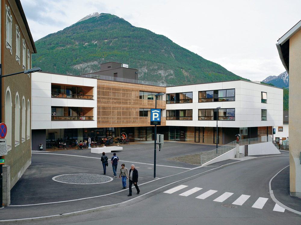 Pflegezentrum Gurgltal, Imst, 2010; Arch.: Moser + Kleon Architekten; 
vier Wohngruppen je 12–14 Bewohner, Terrassen und zwei Innenhöfe