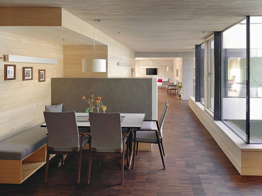 Pflegezentrum Gurgltal, Imst, 2010; Arch.: Moser + Kleon Architekten; vier Wohngruppen je 12–14 Bewohner, Terrassen und zwei Innenhöfe

»Stube« mit Esstisch der Wohngemeinschaft