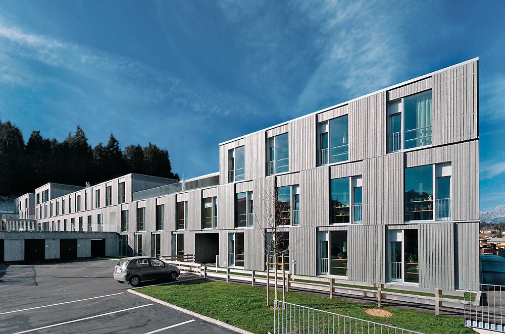 Sozialzentrum Pillerseetal, Fieberbrunn, 2011; Architekten: Sitka Kaserer; 83 Plätze: 77 Einzelzimmer, 3 Doppelzimmer, 3 Gruppen mit je 20–22 Personen, 2 Gruppen mit je 8 Demenzkranken, erweiterbar auf 100 Betten, Kindergarten mit 120 Kindern in 6 Gruppen bergseitig zur Straße, 3 Innenhöfe