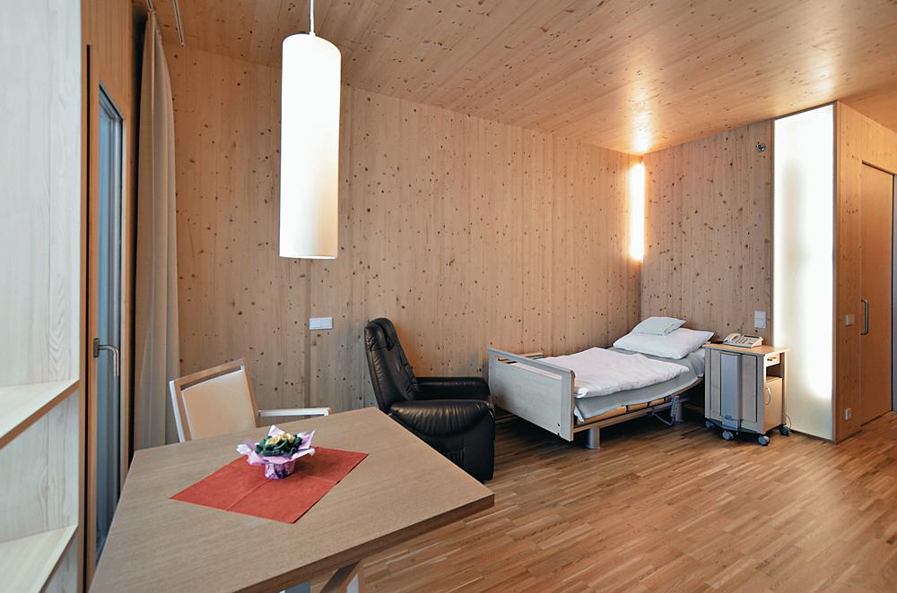 Sozialzentrum Pillerseetal, Fieberbrunn, 2011; Architekten: Sitka Kaserer; 83 Plätze: 77 Einzelzimmer, 3 Doppelzimmer, 3 Gruppen mit je 20–22 Personen, 2 Gruppen mit je 8 Demenzkranken, erweiterbar auf 100 Betten, Kindergarten mit 120 Kindern in 6 Gruppen bergseitig zur Straße, 3 Innenhöfe