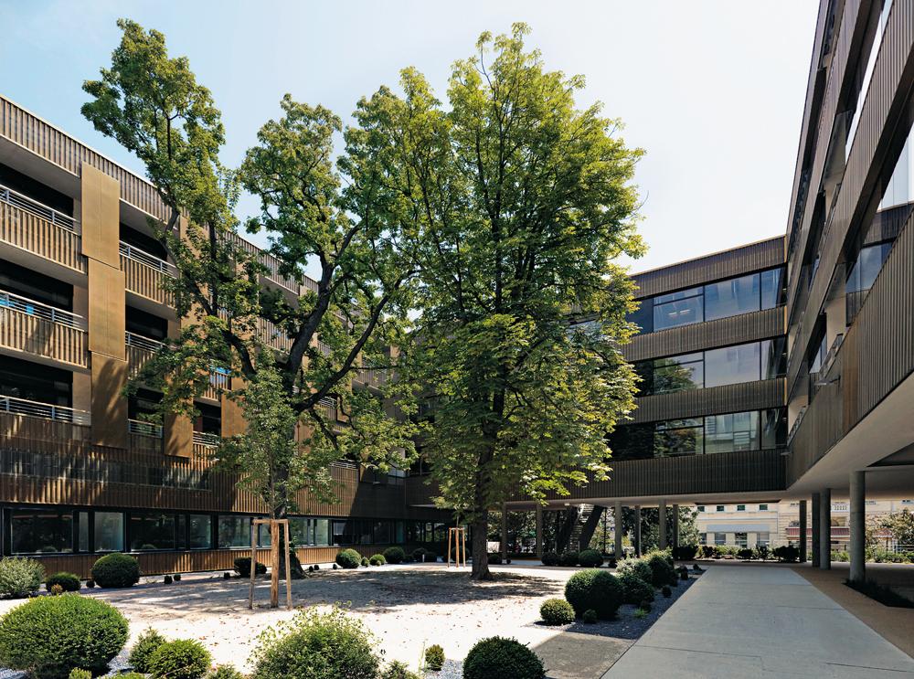 Geriatriezentrum Wien, Liesing, 2012;
Architekten: Riepl Kaufmann Bammer Architektur;
322 Plätze, EG mit Bistro und Tageszentrum offen zu Park und Quartier, pro Obergeschoss 4 Wohnbereiche mit je ca. 26 Bewohnern, je 2 Wohnbereiche mit gemeinsamen Pflegestationen mit Tagräumen für gemeinsames  Essen, Rundgänge über Glasbrücken jeweils über zwei Wohnbereiche, im 3. OG für Demenzkranke erweitert Dachgarten die Flure.