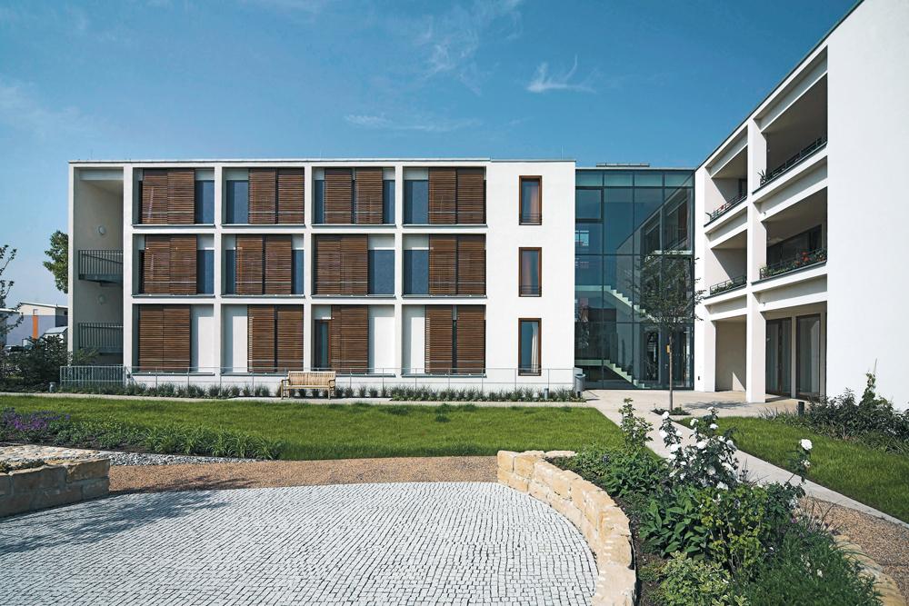Hausgemeinschaft: Kompetenzzentrum Demenz, Nürnberg, 2006; Architekten: feddersen architekten; 96 Plätze in 8 Wohngemeinschaften mit Wohnküche und Loggia für je 10–12 Einzelzimmer, drei Häuser mit Zentrum als Patio, geborgene Wohnhöhle oder Bauernstube