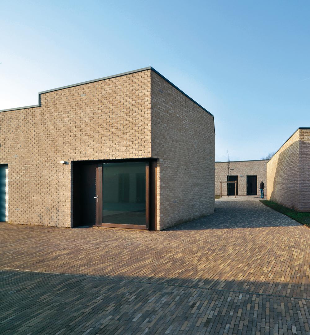 Dorfstruktur: Bèguinage du Moulin, Vieille Égli se, 2010; Arch.: Pierre Bernard; 15 Wohnungen