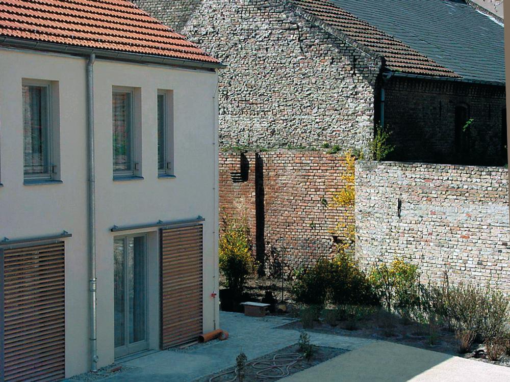 Integration in Altstadtstruktur: Seniorenzentrum Nauen, 2005; Arch.: feddersenarchitekten; 63 Heimplätze in Gruppen von 9–12 Personen, Tagespflege: 14 Plätze und 5 Wohnungen