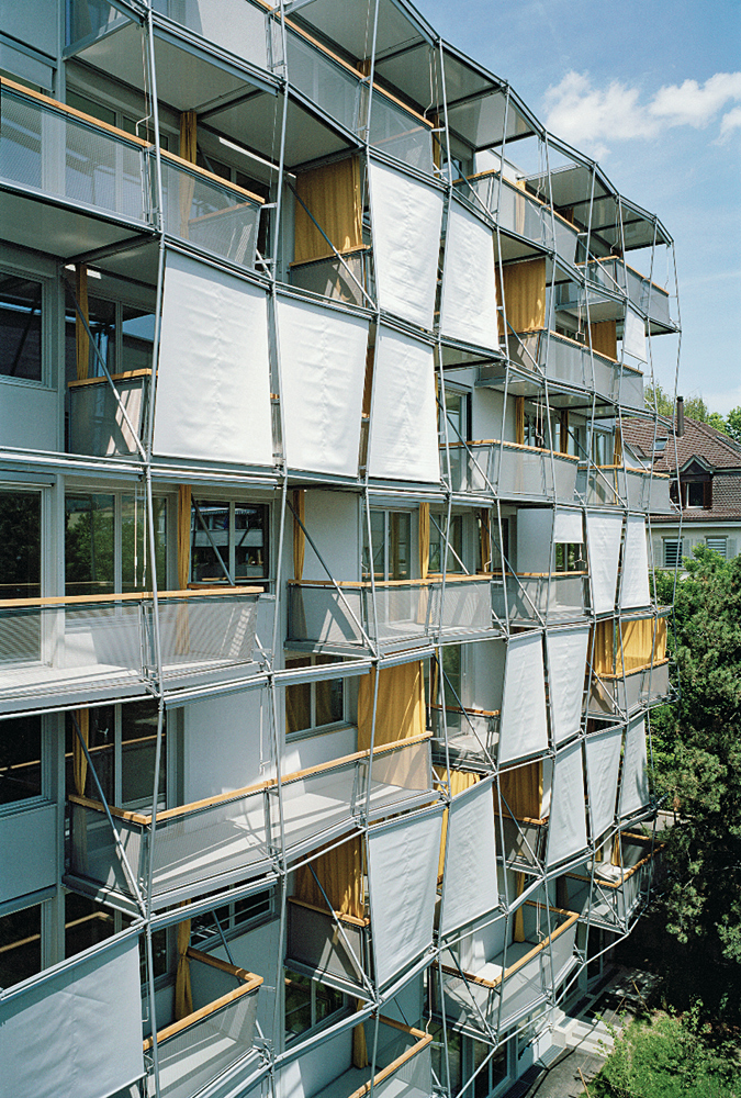 Balkonschicht als Kommunikationszone: Bewegliche Textilien schützen vor Sonne und Einblicken. 

Sanierung Alterswohnungen der SAW
Dufourstraße, Zürich, 2011;
Architekten: Schneider Studer Primas