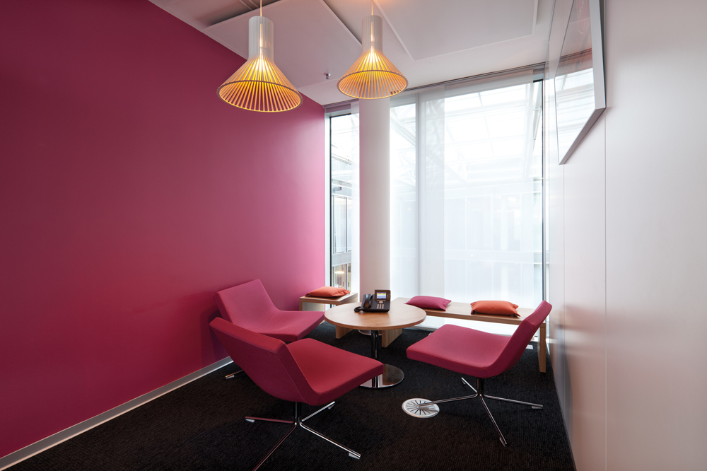 Komplette Rückzugsmöglichkeiten bieten die abgeschlossenen Silent-Rooms. In loungeartiger Atmosphäre wird das Meeting hier zu einer entspannten Angelegenheit.