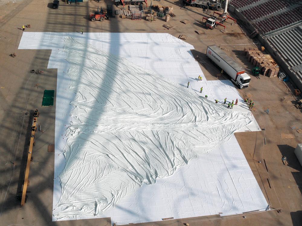 Ein Viertel der 10 500 m² großen Membran des verfahrbaren Innendachs vor dem Verschweißen der vier Teile auf der Seilkonstruktion

Nationalstadion Warschau
Architekten: gmp, JSK Architekci, Tragwerksplanung: sbp, Generalplaner: Alpine Bau Deutschland, Hydrobudowa Polska, Seilbau: Cimolai, Hightex, Membranbau: Hightex