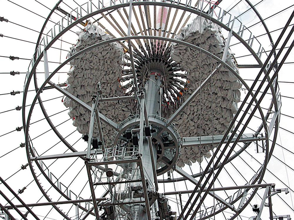 Innendach mit 60 Radialseilen

Nationalstadion Warschau
Architekten: gmp, JSK Architekci, Tragwerksplanung: sbp, Generalplaner: Alpine Bau Deutschland, Hydrobudowa Polska, Seilbau: Cimolai, Hightex, Membranbau: Hightex