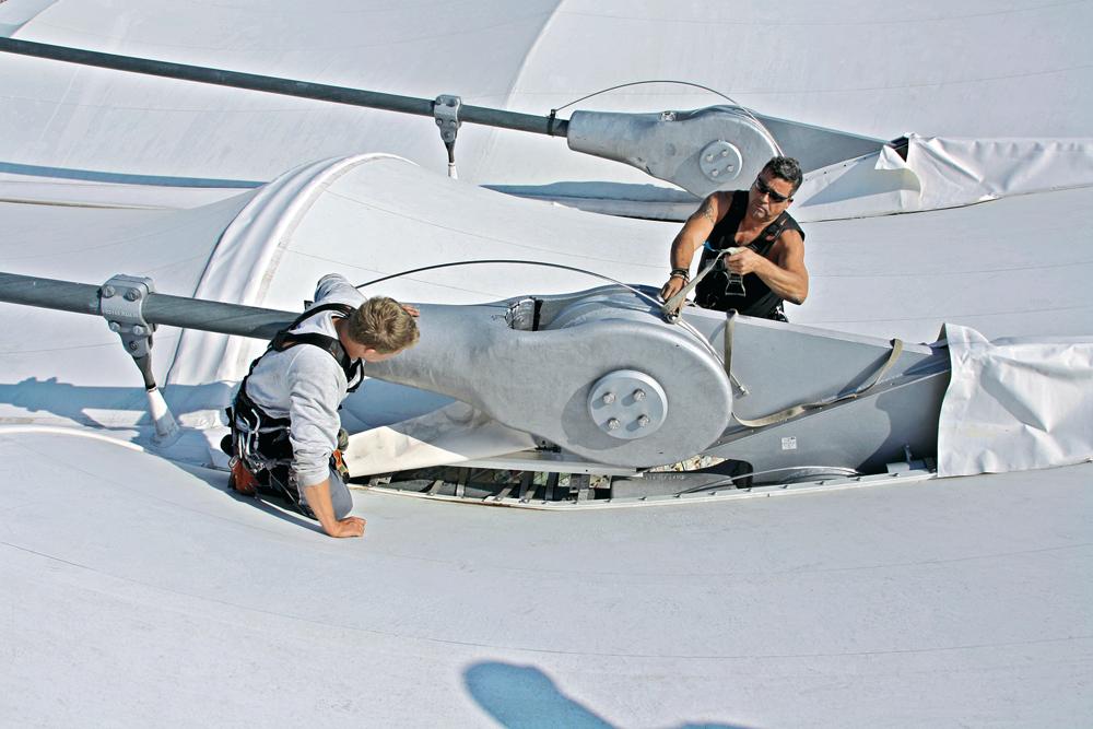 Andichten der PTFE-beschichteten Glasfasermembran des fixen Dachs an den Gussknoten der Seilkonstruktion

Nationalstadion Warschau
Architekten: gmp, JSK Architekci, Tragwerksplanung: sbp, Generalplaner: Alpine Bau Deutschland, Hydrobudowa Polska, Seilbau: Cimolai, Hightex, Membranbau: Hightex
