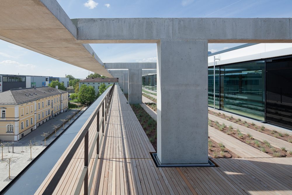 Durch Aussparungen innerhalb des kompakten Bauvolumens ließen die Architekten im obersten Geschoss großzügige Freiflächen entstehen.