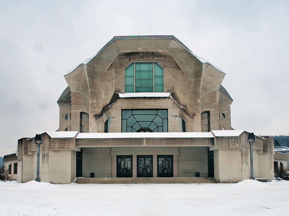 Zweites Goetheanum in Dornach bei Basel, 1925 –1928. Der monumentale Theaterbau wurde als reiner Stahlbetonbau errichtet; Entwurf: Rudolf Steiner, Sanierung 1993 –1996, Foto 2008