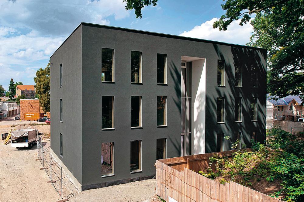 Experimentalbau green:house
Professur Entwerfen und Wohnungsbau der Bauhaus-Universität Weimar, Leitung Prof. Walter Stamm-Teske, Katja Fischer, Tobias Haag, Jessica Christoph
www.uni-weimar.de/architektur/wohnbau
www.greenhouse-weimar.de