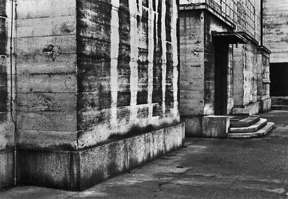 Vor der Sanierung

St. Antoniuskirche in Basel, 1925 –1927; erster Schweizer Kirchenbau in Sichtbeton
Architekt: Karl Moser; Sanierung 1985 –1991
