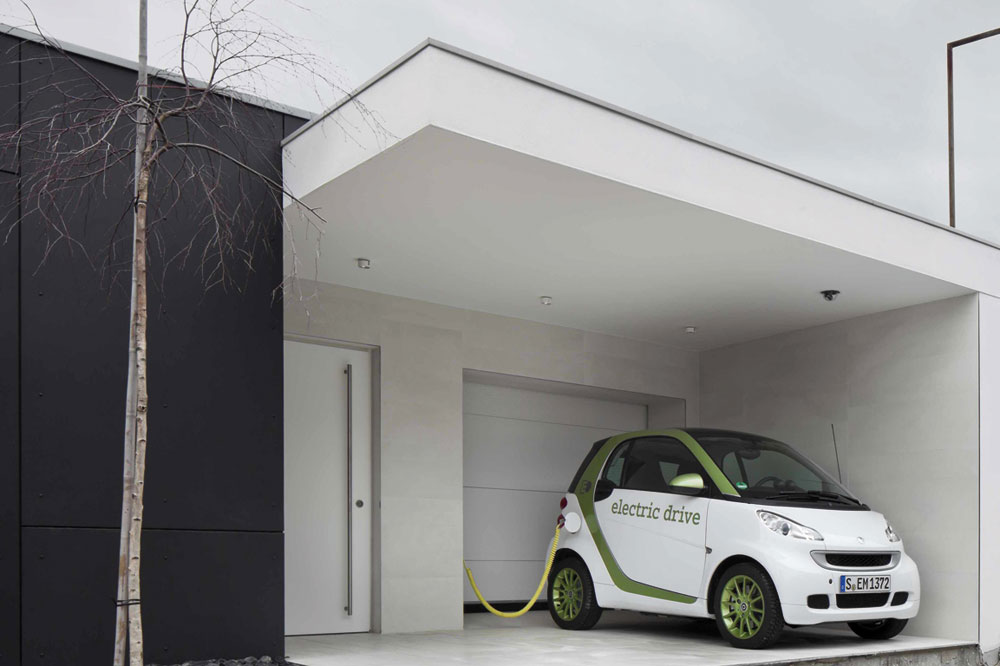 Die monokristallinen Glas-Folien-Module auf dem Dach produzieren voraussichtlich 9880 kWh Strom pro Jahr. Damit lässt sich auch noch ein Elektroauto aufladen.