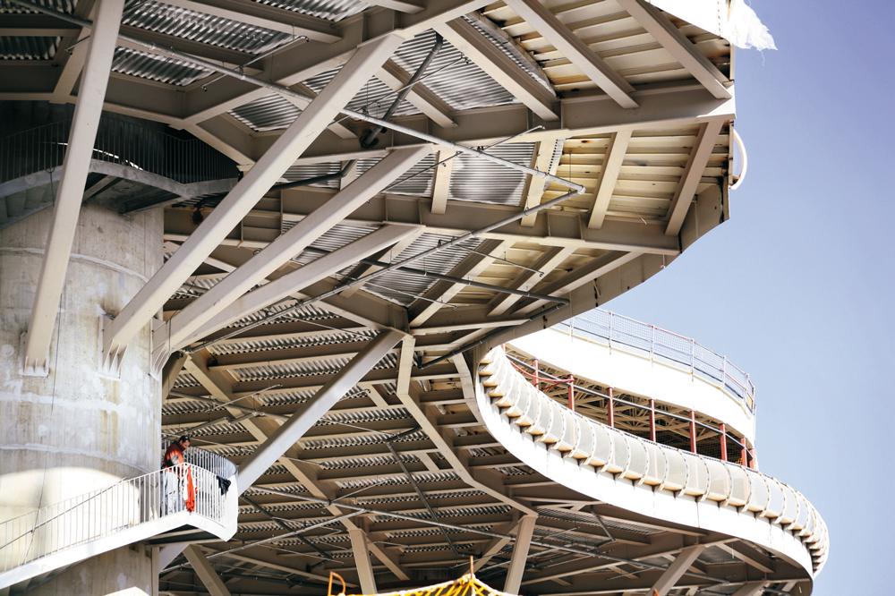 Steife Verbindung mit Zahnleiste zur konzentrierten Druckkraftübertragung zwischen Stahldiagonalen und Betonkern

Metropol Parasol, Sevilla 2011, Architekten: Jürgen Mayer H., Tragwerksplanung: Arup
