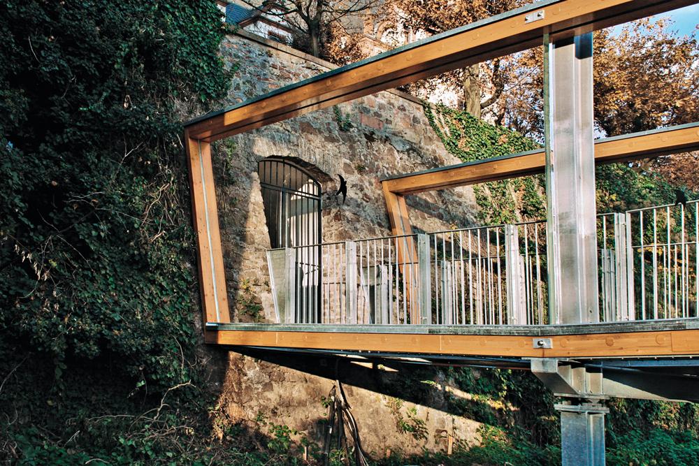 Acrylglas-Brettschichtholz-Verbundträger, temporäre Schlossgrabenbrücke, Darmstadt  2007–2011, Entwurf: Prof. Johann-Dietrich Wörner, TU Darmstadt, Tragwerksplanung: Tragwerk + mit Röhm Evonik Industries