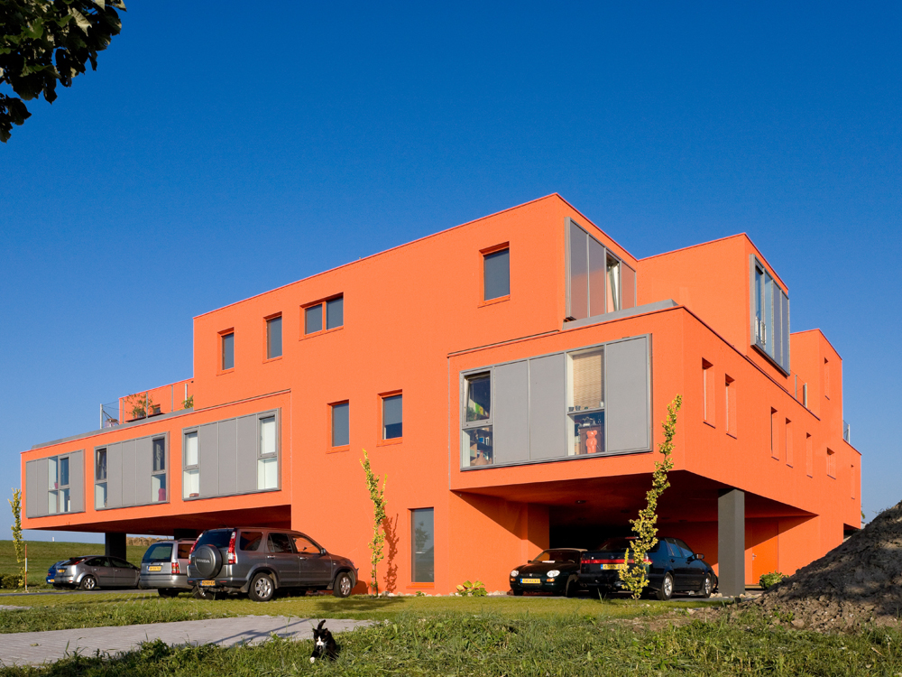 Mehrfamilienhaus in Almere/NL (NEXT Architects, Amsterdam 2008). Das Gebäude umfasst vier je dreigeschossige Wohnungen, von denen jede einen eigenen Hauseingang und eine Dachterrasse besitzt.