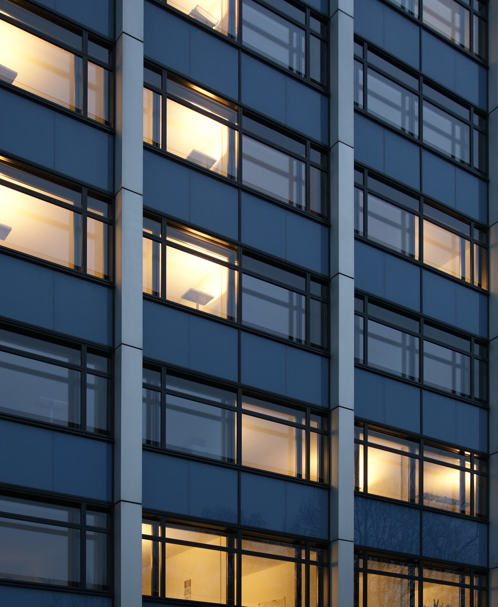 Hochhaus »Esplanade 39« in Hamburg: neue Kastenfensterfassade nach der Sanierung