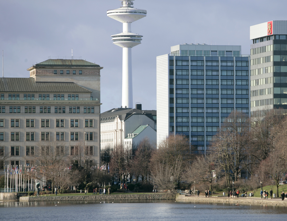 Ostansicht nach der Sanierung; im Vordergrund die Binnenalster