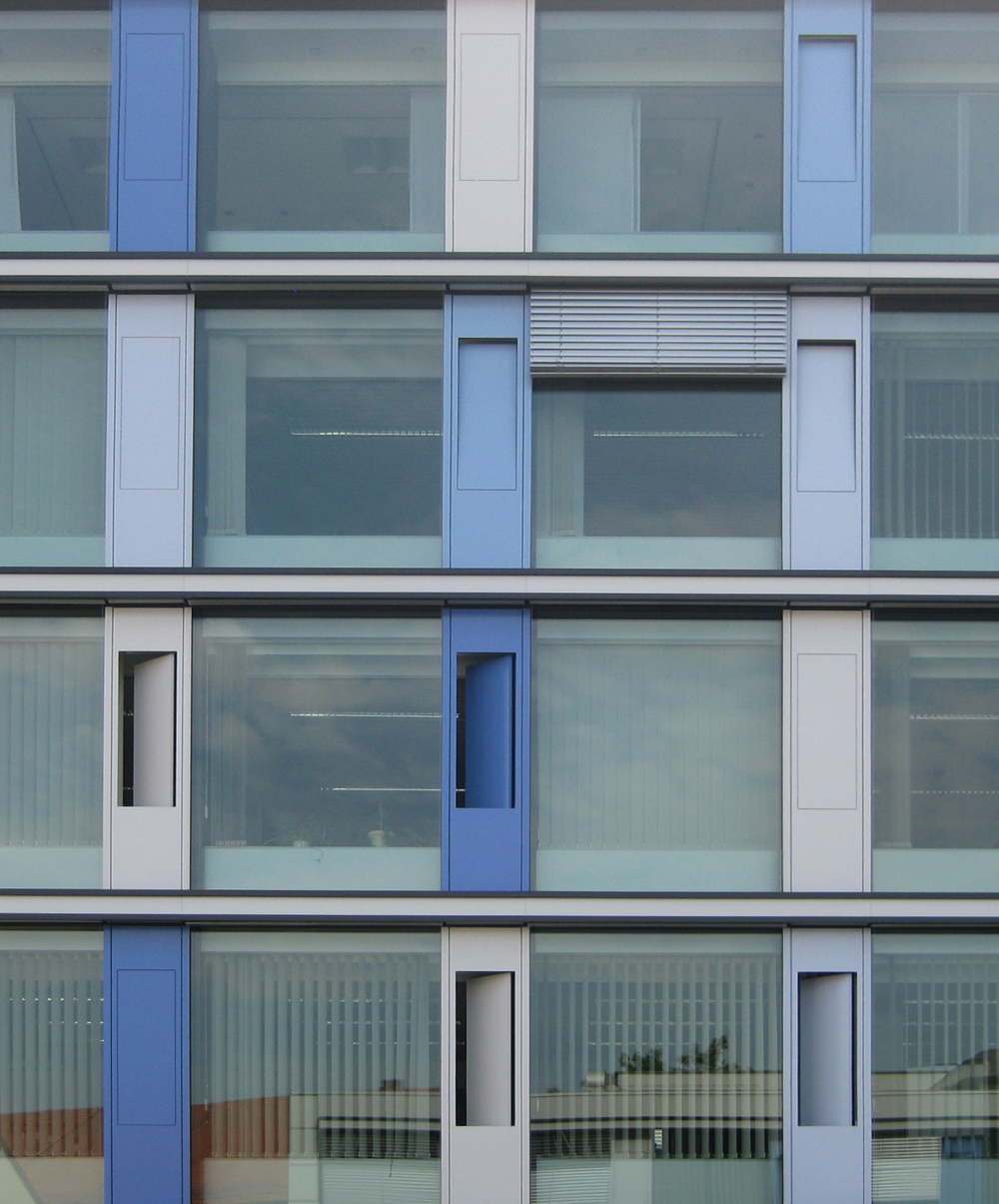 Seitenfassade mit opaken Öffnungsflügeln
