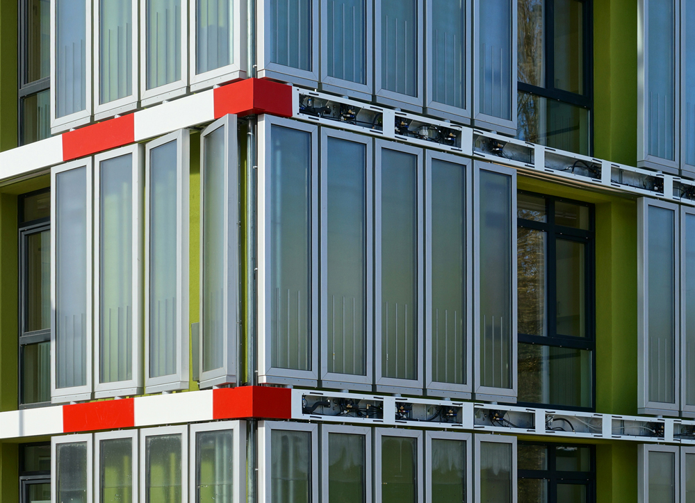 Fassade im März 2013, noch ohne Algen/Wasserfüllung. Rechts im Bild sind die Zu- und Ableitungen noch ohne Abdeckung zu sehen.