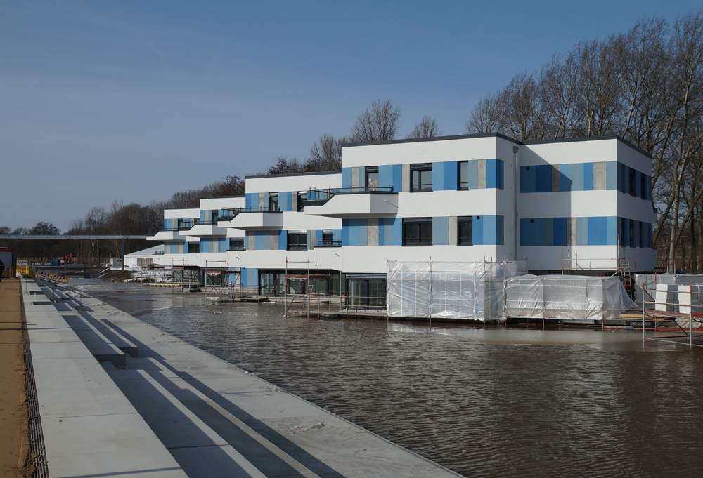 Noch immer hat Wilhelmsburg nur punktuell Zugang zu den Wasserflächen, die es umgeben. Die »Water Houses« in Wilhelmsburg-Mitte (Schenk + Waiblinger Architekten) verbreiten zumindest einen Hauch von HafenCity-Atmosphäre.