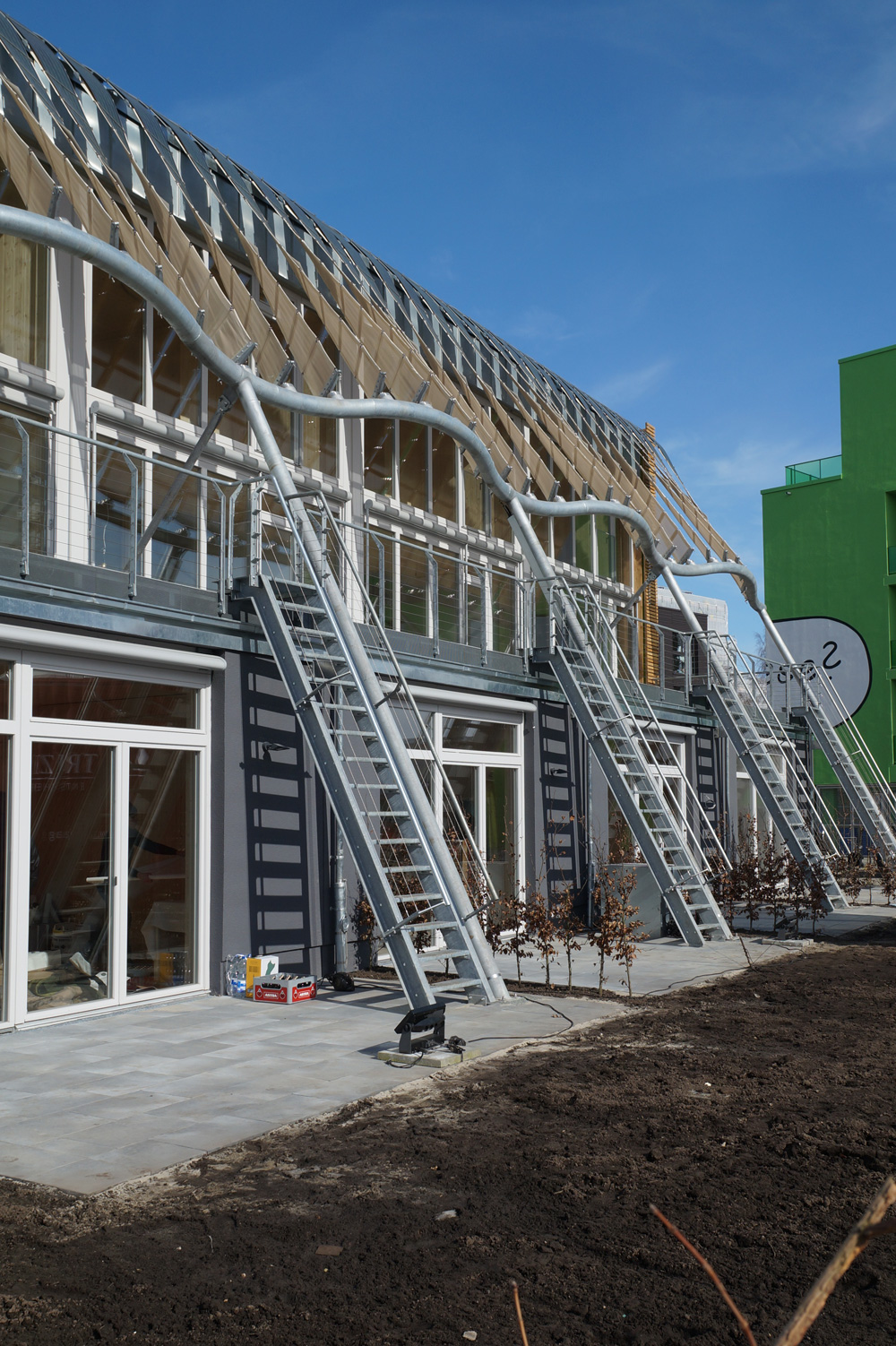 Drehbare Sonnensegel mit Folien-Photovoltaikmodulen verschatten die Dachterrassen des »Soft House« (Kennedy & Violich Architecture). Vorhänge dienen dazu, den Massivholzbau im Inneren zu zonieren.