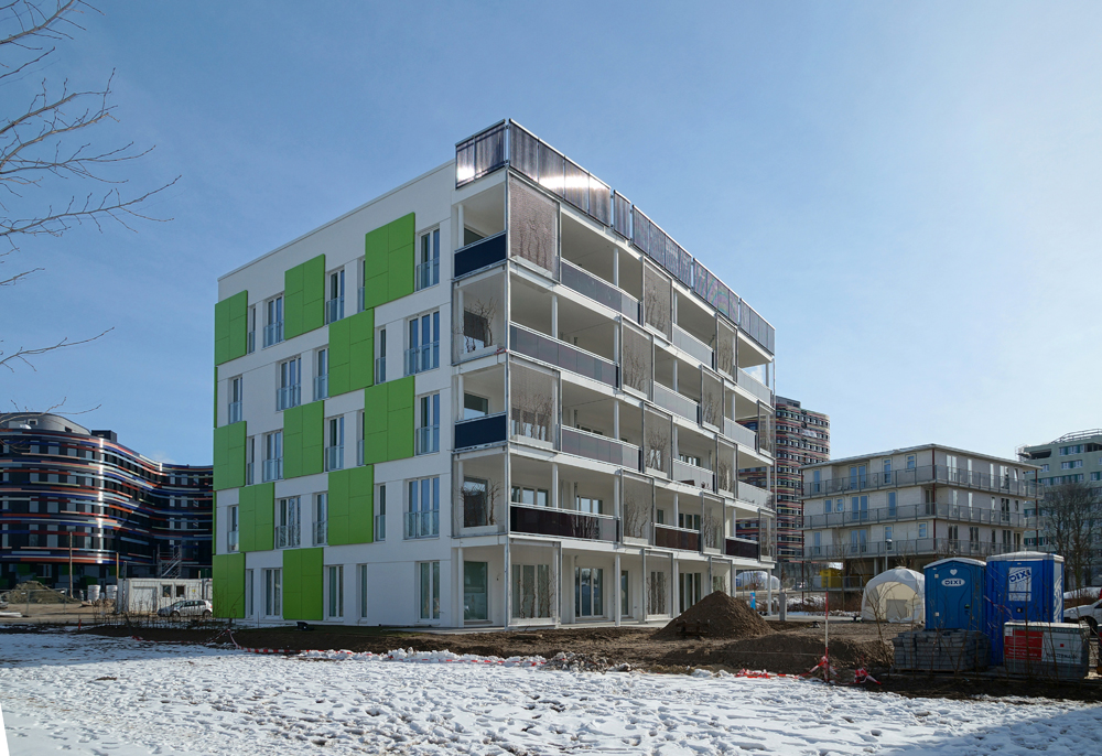 Beim Passivhaus »Smart ist Grün« (zillerplus Architekten) sind Photovoltaikmodule in die Brüstungen und Vakuum-Röhrenkollektoren in die Attika integriert. Später soll die Südfassade (rechts) noch begrünt werden.