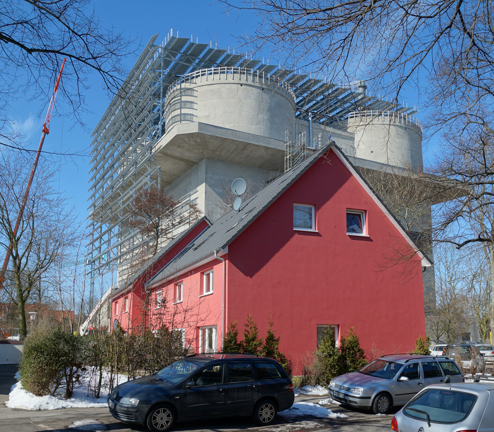 Der Energiebunker (HHS Planer + Architekten) wurde mit 2400 m² Photovoltaik (auf dem Dach) und 1750 m² Solarkollektoren (an der Südfassade) versehen. Auf 42 Meter Höhe gibt es ein Aussichtscafé mit Dachterrasse.