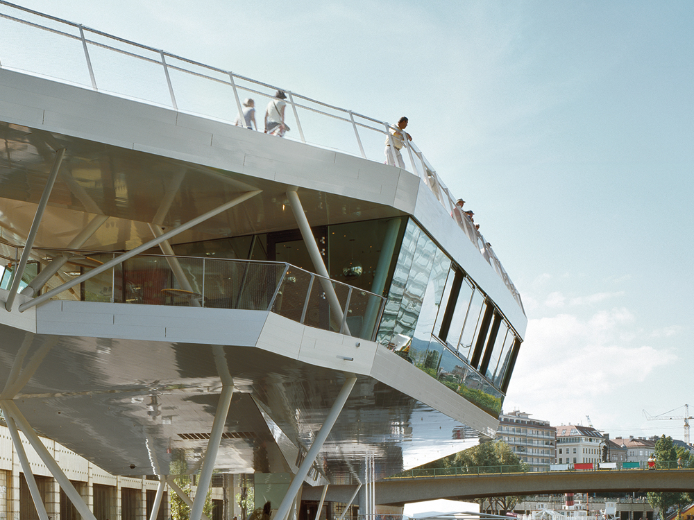 Die vielfältige Wegebeziehungen eröffnen immer wieder neue Ausblicke auf den Stadtraum und den Donaukanal.