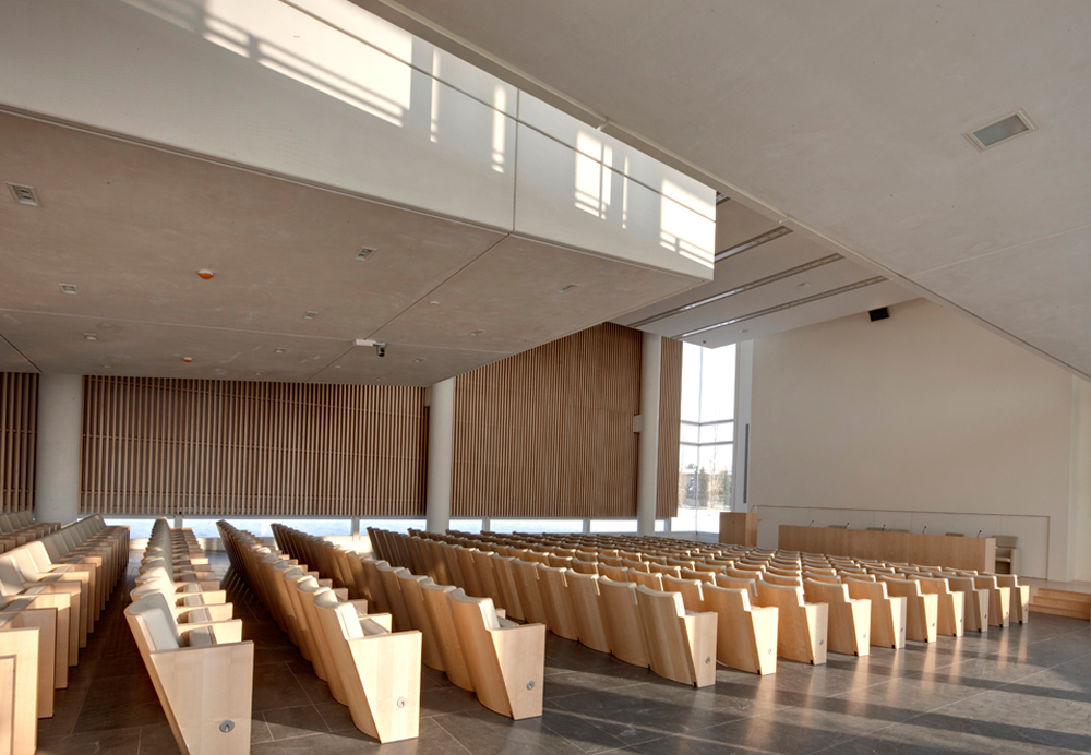 Blick in das Auditorium; hinten die mit Holzlamellen verkleidete Akustikwand