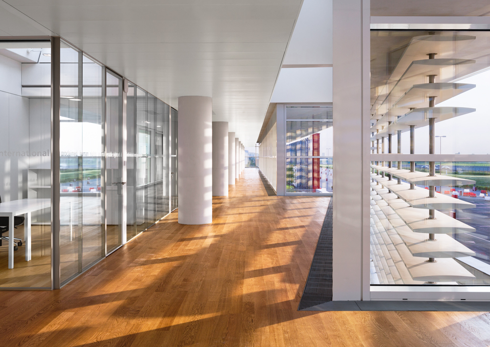 Korridor an der Nordfassade im Obergeschoss des Büroflügels