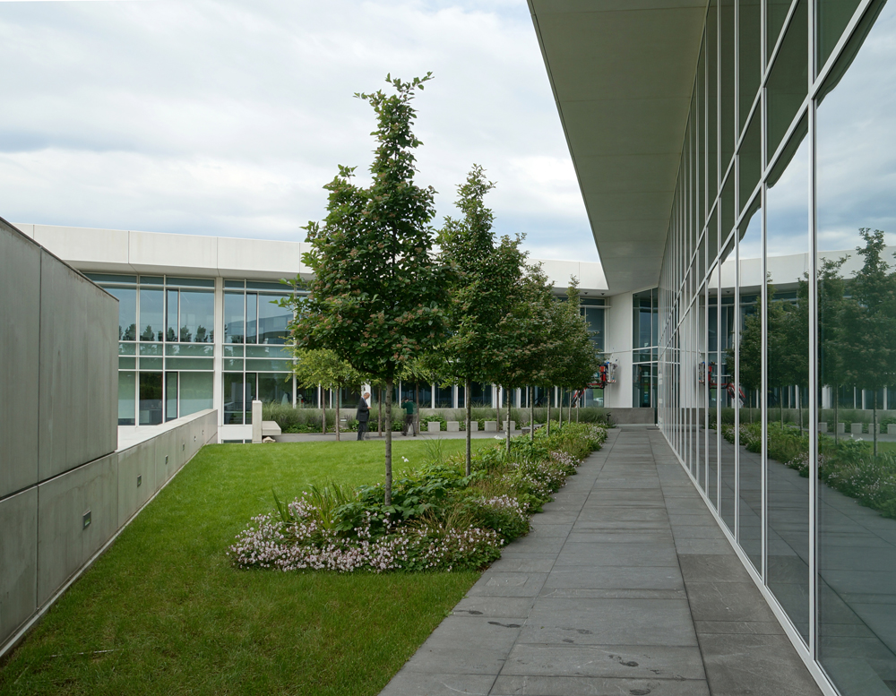 Ansicht von Süden (Gartenseite); rechts der Konferenzflügel