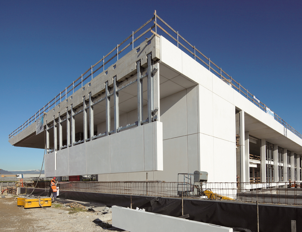Montage der »hängenden« Wandscheibe vor der Westfassade
