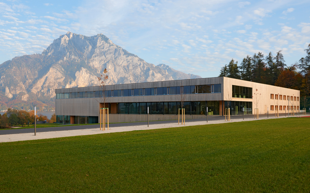 Ansicht von Nordwesten mit Eingangsbereich; im Hintergrund der Traunsee
