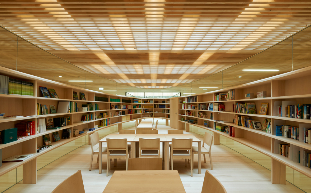 Schulbibliothek im Obergeschoss