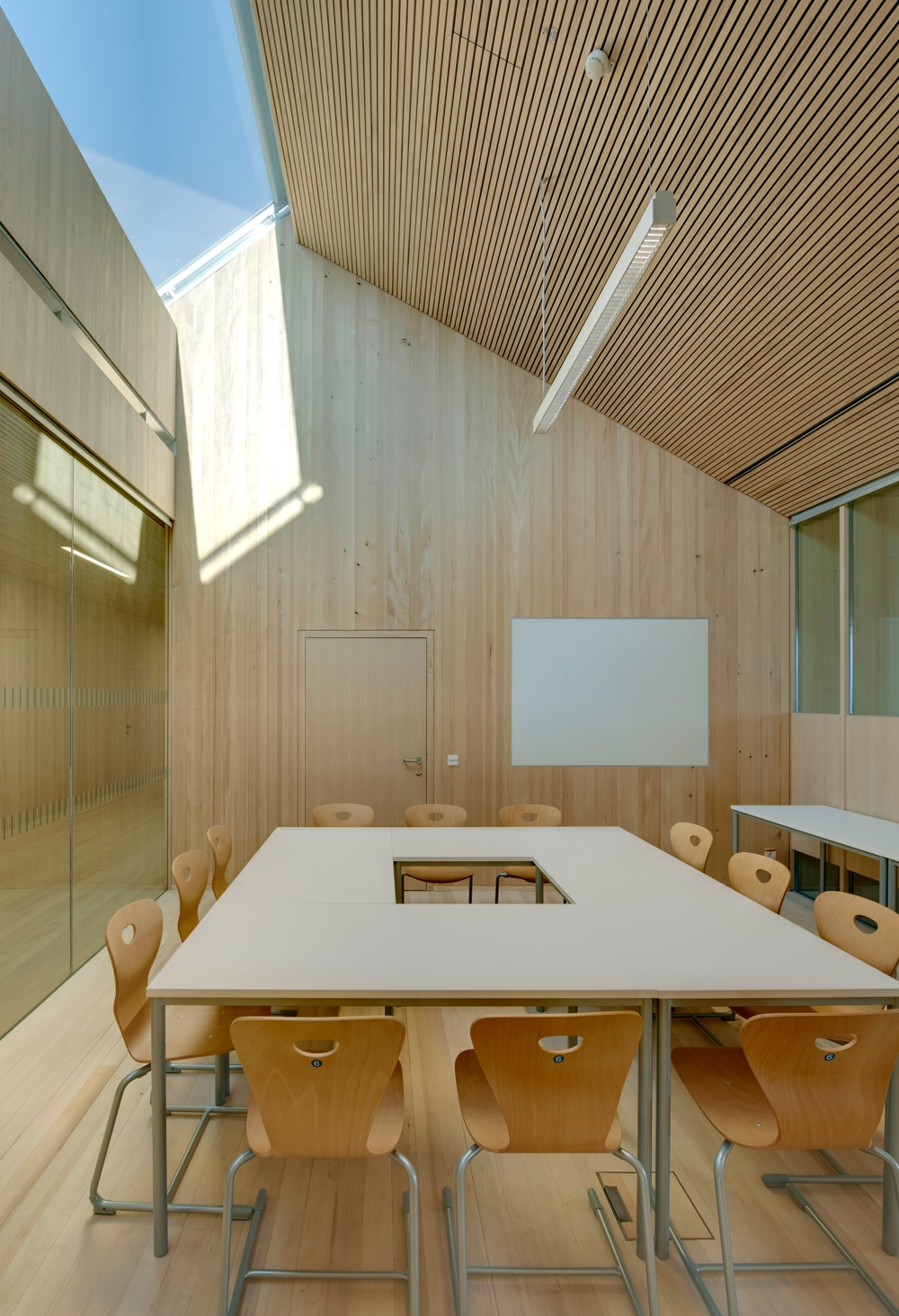 Gruppenraum im Obergeschoss. Dach-Sheds bringen Tageslicht von oben herein.
