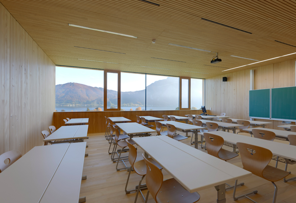 Acht der zehn Klassenzimmer liegen an der Ostfassade im Obergeschoss mit Panoramablick über den See.