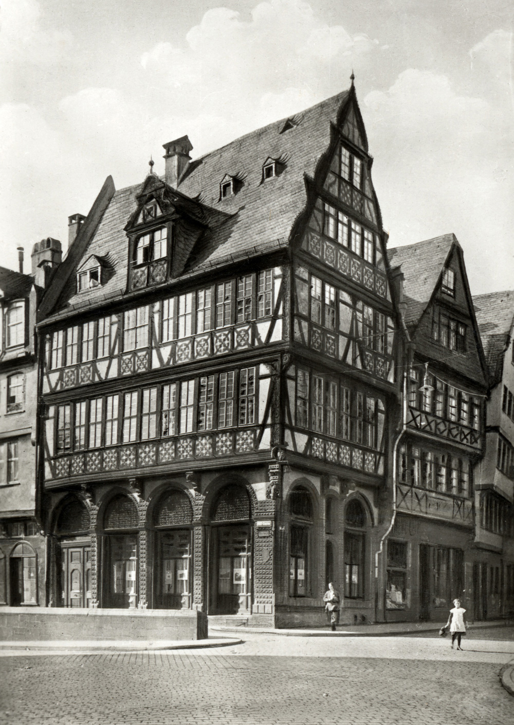 Das Haus »Zur Goldenen Waage« (hier auf einer historischen Postkarte um 1900) ist eines von insgesamt 15 Altstadthäusern, die in Frankfurt originalgetreu rekonstruiert werden sollen.
