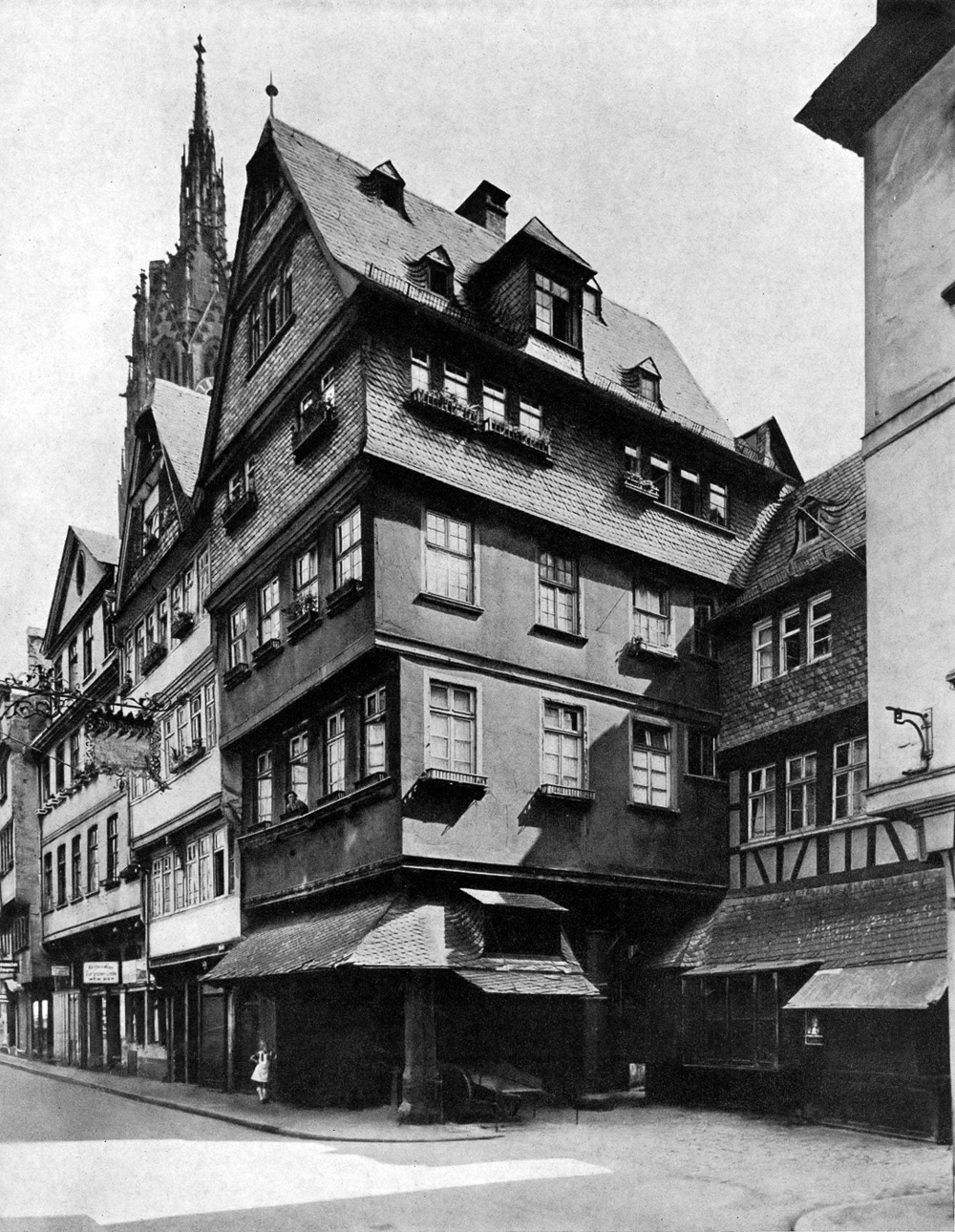 Das »Neue Rote Haus am Markt« aus dem 14. Jahrhundert zeigt viele Charakteristika, die auch an den neuen Alstadthäusern zu finden sein werden – so etwa einen spitzen Giebel, sukzessi ve auskragende Obergeschosse und eine Schie ferverkleidung in den obersten Geschossen.