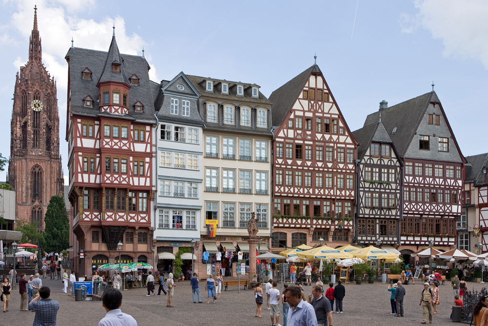 Frankfurt hat Erfahrung mit Rekonstruktionen: Die Fachwerkhäuser am Römerberg wurden bereits in den 80er-Jahren von Grund auf neu errichtet.
