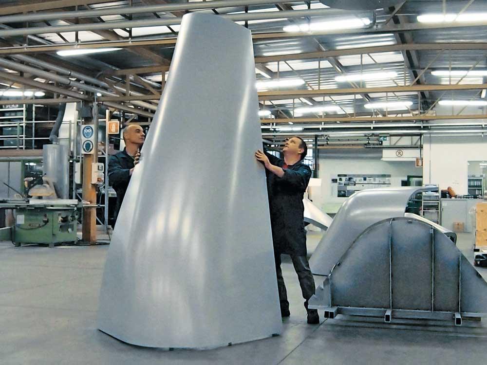 vorgefertigtes Aluminiumelement im Werk des Fassadenbauers