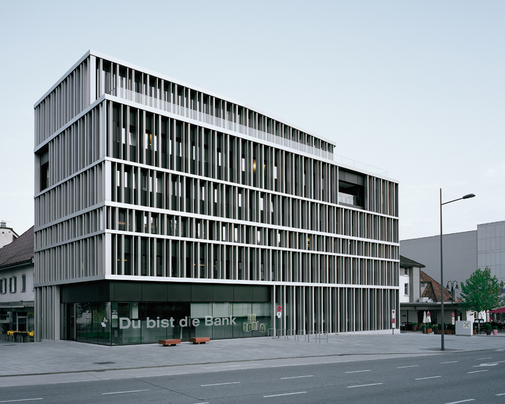 Je nach Sonnenstand geben die beweglichen Fassadenelemente dem Gebäude ein unterschiedliches Erscheinungsbild. Eine manuelle Steuerung der vertikalen Paneele ist für die Nutzer jedoch auch möglich.