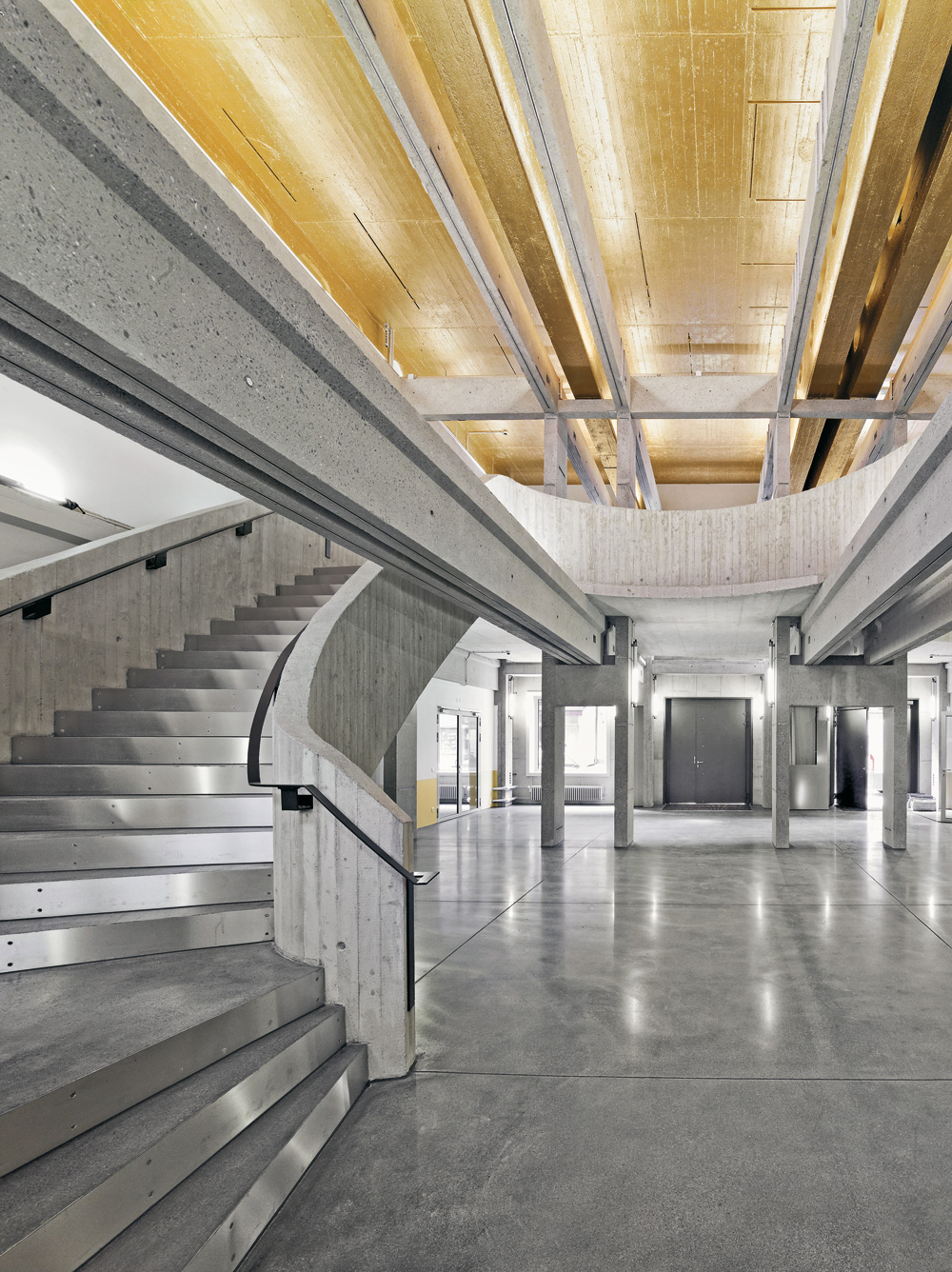 zweigeschossiges Foyer mit Freitreppe