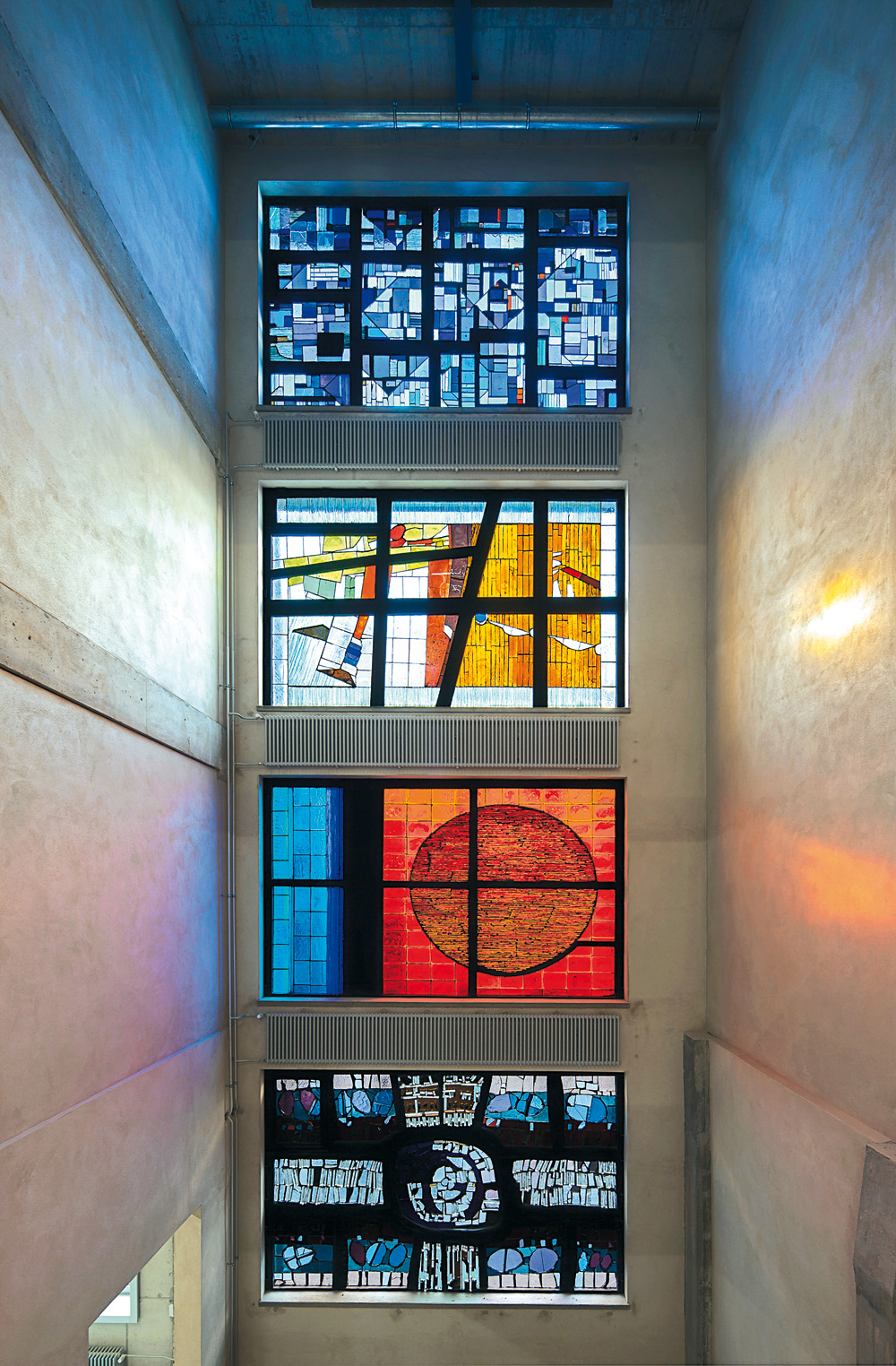 Luftraum im Treppenhaus mit Glasbildern aus dem Bestand