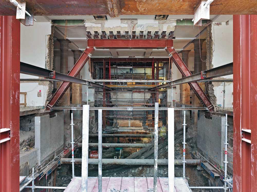 provisorische Abstützungsmaßnahmen im Bereich der Treppe zwischen altem Foyer und Erweiterungsbau