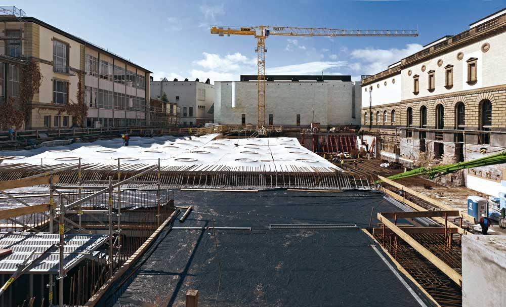 Erweiterungsbau mit bereits positionierten Styropor-Schalkörpern der Dachdecke