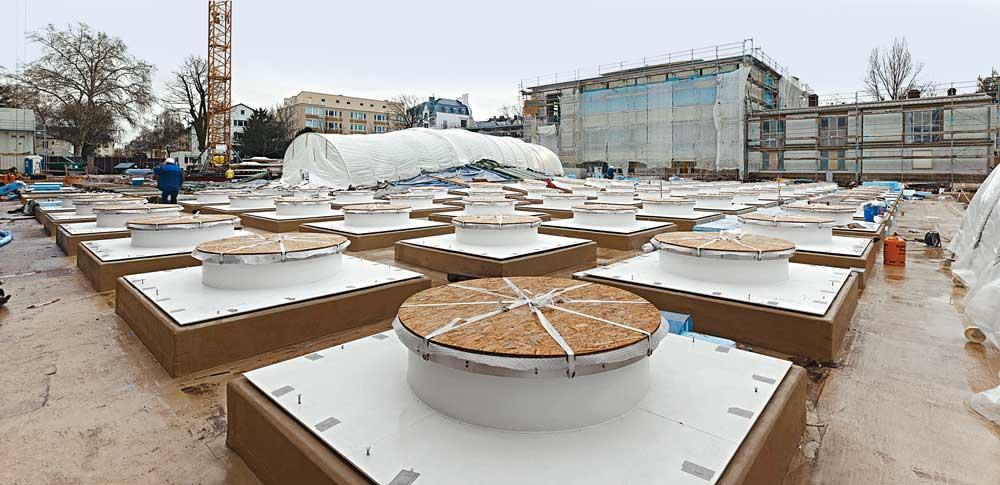 Betonaufkantungen mit bereits aufgesetzten Oberlicht-Fertigteilen