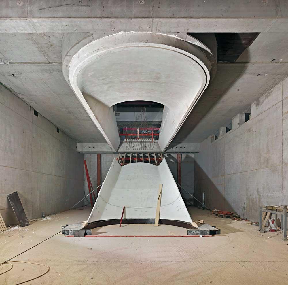 Treppe zwischen altem Foyer und Erweiterungsbau im Rohbauzustand