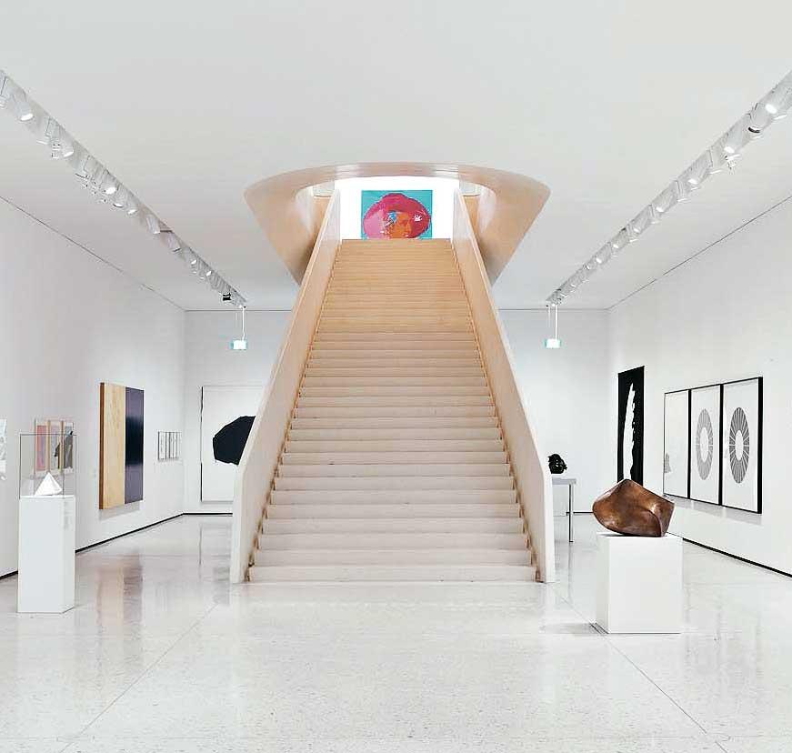 Treppe zwischen altem Foyer und Erweiterungsbau nach Fertigstellung